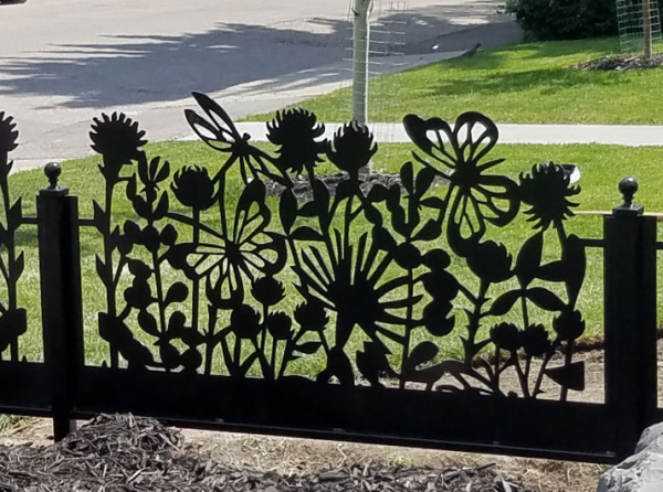 Pagar dengan motif bunga dan daun yang terukir